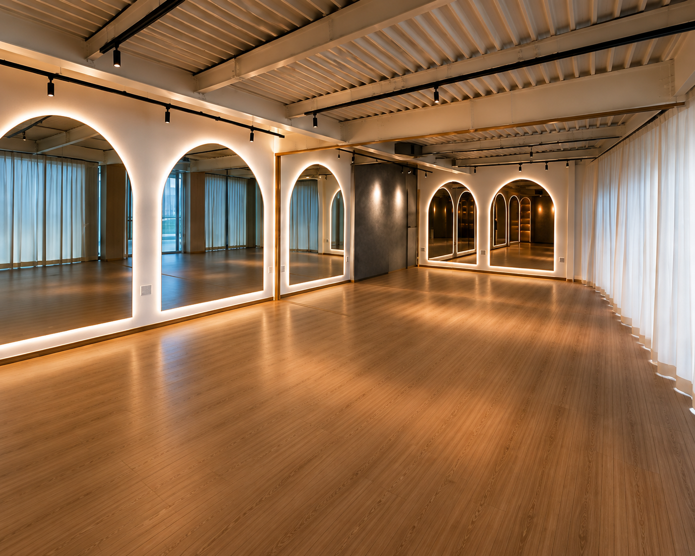 Le studio MVP : parquet en bois clair et grands miroirs en alcôves éclairées